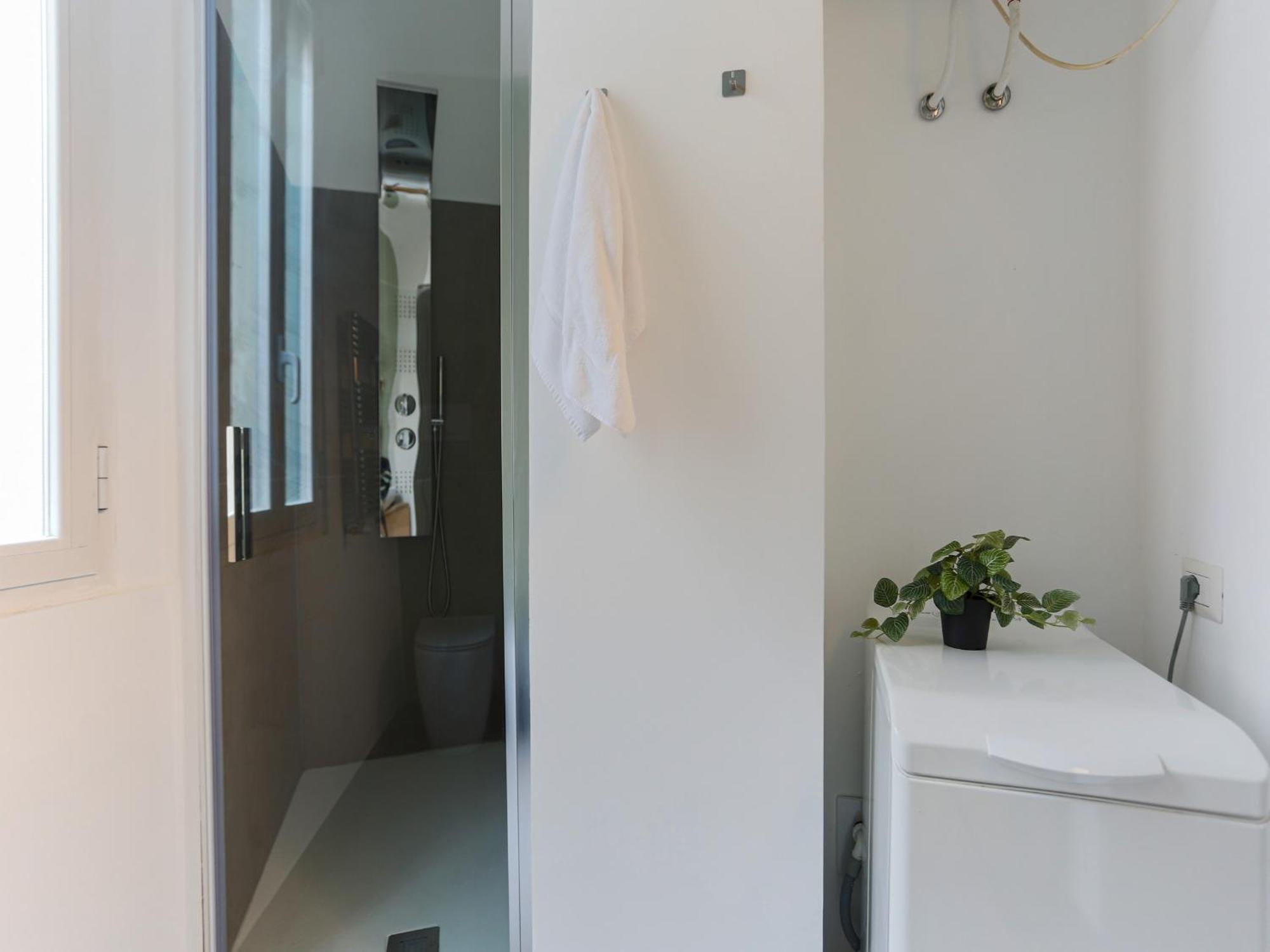The Rent - Bright One Bedroom With Balcony In Moscova * Milano