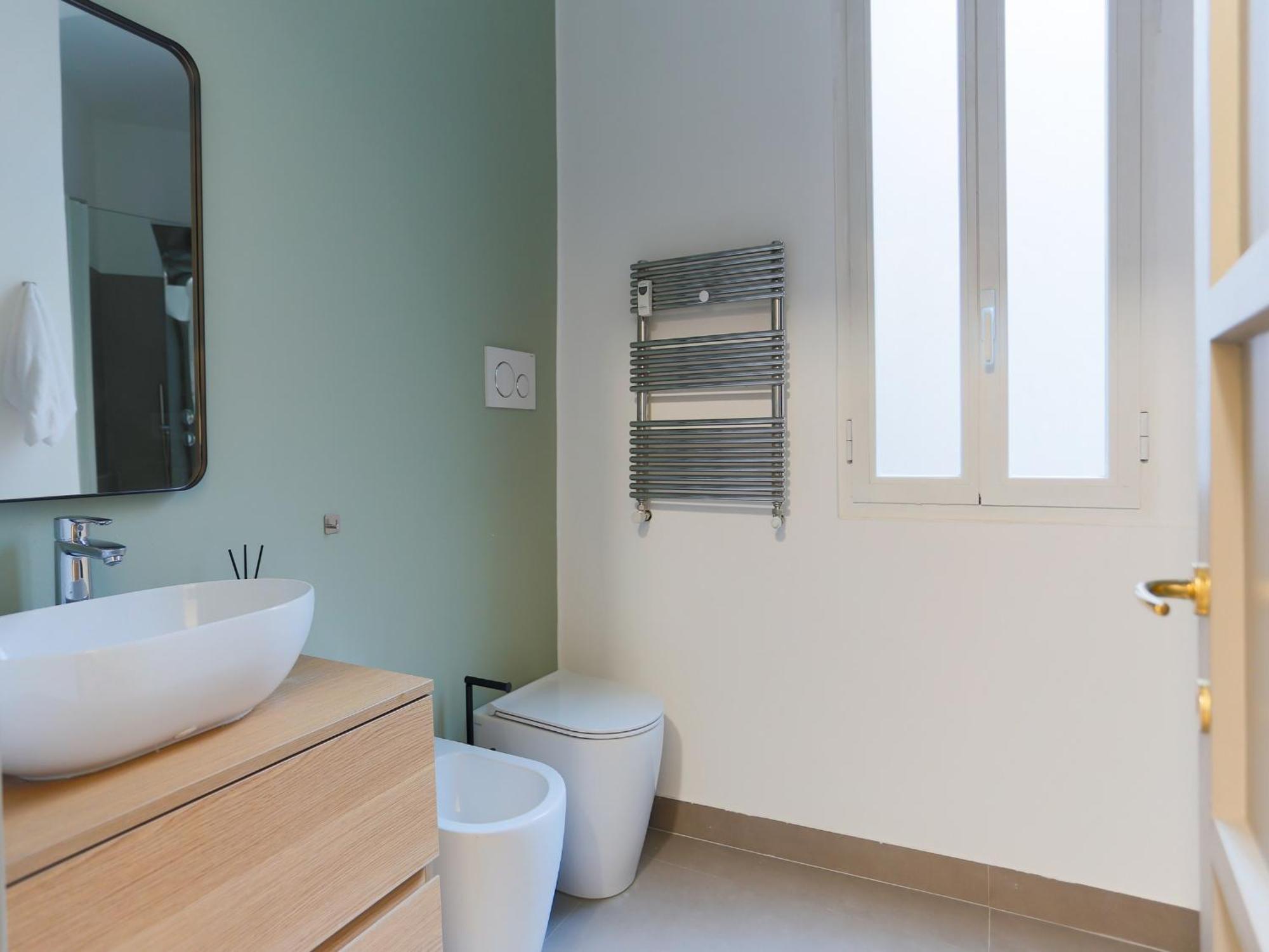 The Rent - Bright One Bedroom With Balcony In Moscova Milano